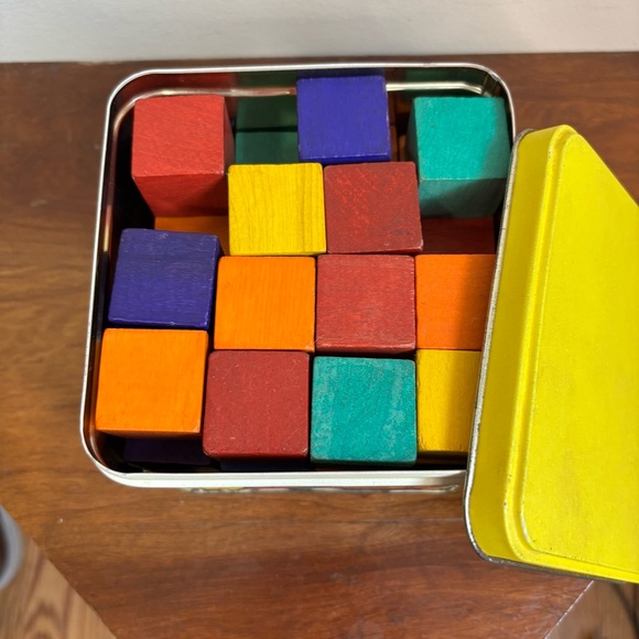 Colourful Vintage tin with blocks - Picture 4 of 14